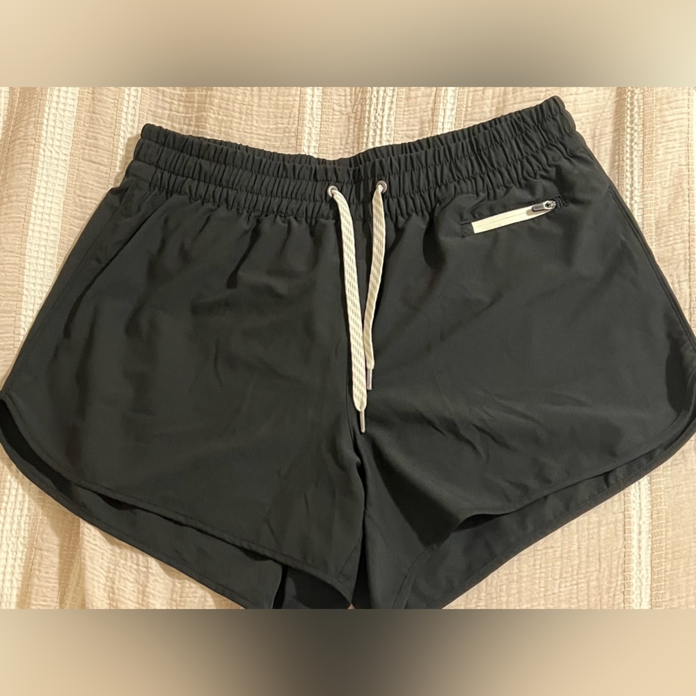 Women’s black vuori clementine shorts size large euc
